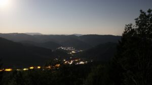 Dieses Bild zeigt eine Webcam-Aufnahme vom Achertal, aufgenommen am Dienstag, den 28.07.2026 um 01:00 Uhr. Die Temperatur betrug 16.3°C.