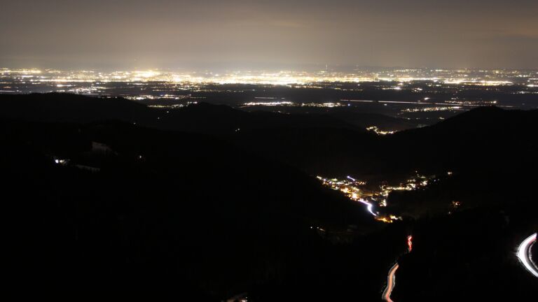 Dieses Bild zeigt eine Webcam-Aufnahme vom Achertal, aufgenommen am Donnerstag, den 15.01.2026 um 20:00 Uhr. Die Temperatur betrug 5.2°C.