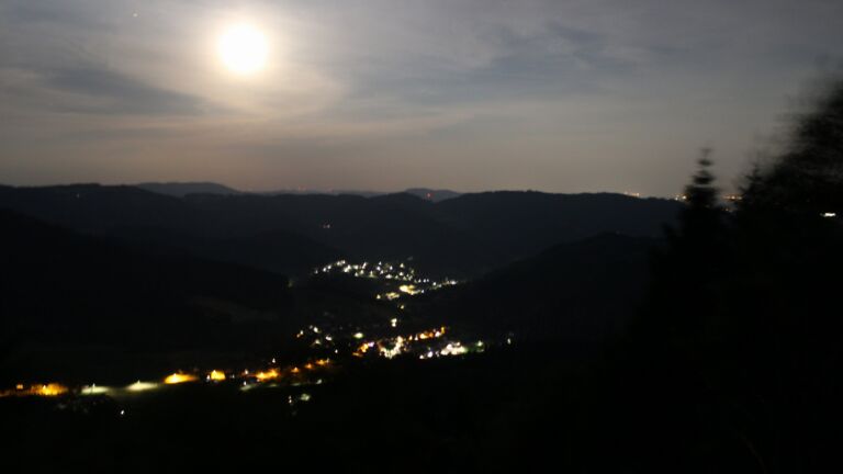 Dieses Bild zeigt eine Webcam-Aufnahme vom Achertal, aufgenommen am Samstag, den 27.06.2026 um 01:00 Uhr. Die Temperatur betrug 28.9°C.