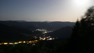 Dieses Bild zeigt eine Webcam-Aufnahme vom Achertal, aufgenommen am Dienstag, den 26.05.2026 um 01:30 Uhr. Die Temperatur betrug 21.4°C.
