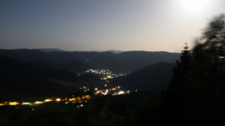 Dieses Bild zeigt eine Webcam-Aufnahme vom Achertal, aufgenommen am Dienstag, den 26.05.2026 um 01:30 Uhr. Die Temperatur betrug 21.4°C.
