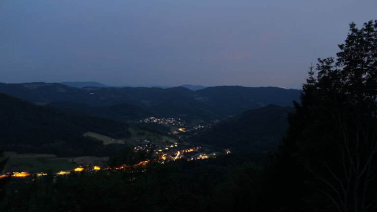 Dieses Bild zeigt eine Webcam-Aufnahme vom Achertal, aufgenommen am Sonntag, den 28.06.2026 um 22:30 Uhr. Die Temperatur betrug 26.6°C.