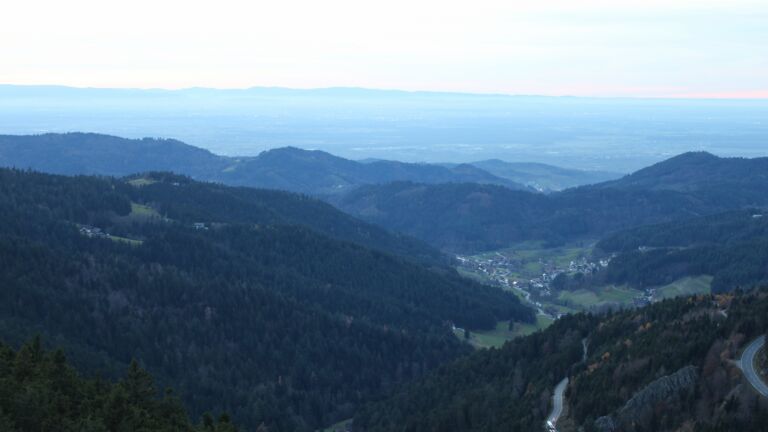 Dieses Bild zeigt eine Webcam-Aufnahme vom Achertal, aufgenommen am Mittwoch, den 12.11.2025 um 17:00 Uhr. Die Temperatur betrug 11.9°C.