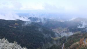 Dieses Bild zeigt eine Webcam-Aufnahme vom Achertal, aufgenommen am Montag, den 17.11.2025 um 10:30 Uhr. Die Temperatur betrug -1.8°C.