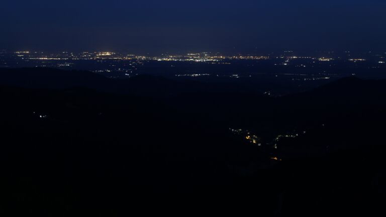Dieses Bild zeigt eine Webcam-Aufnahme vom Achertal, aufgenommen am Freitag, den 18.07.2025 um 04:30 Uhr. Die Temperatur betrug 14.1°C.