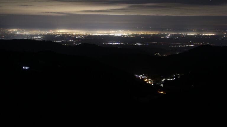 Dieses Bild zeigt eine Webcam-Aufnahme vom Achertal, aufgenommen am Mittwoch, den 19.11.2025 um 02:30 Uhr. Die Temperatur betrug -3.9°C.