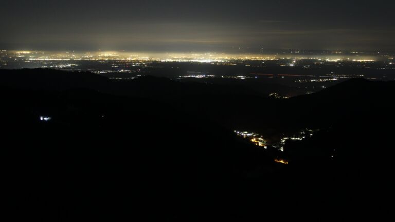 Dieses Bild zeigt eine Webcam-Aufnahme vom Achertal, aufgenommen am Mittwoch, den 19.11.2025 um 03:30 Uhr. Die Temperatur betrug -3.9°C.