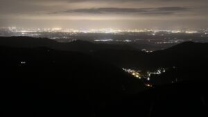 Dieses Bild zeigt eine Webcam-Aufnahme vom Achertal, aufgenommen am Samstag, den 11.04.2026 um 21:50 Uhr. Die Temperatur betrug 11.2°C.