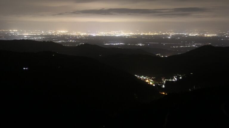 Dieses Bild zeigt eine Webcam-Aufnahme vom Achertal, aufgenommen am Samstag, den 11.04.2026 um 21:50 Uhr. Die Temperatur betrug 11.2°C.