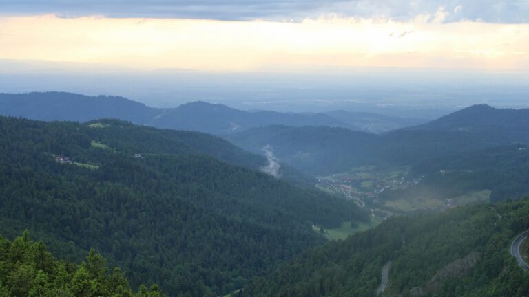 Dieses Bild zeigt eine Webcam-Aufnahme vom Achertal, aufgenommen am Sonntag, den 01.06.2025 um 19:50 Uhr. Die Temperatur betrug 17°C.