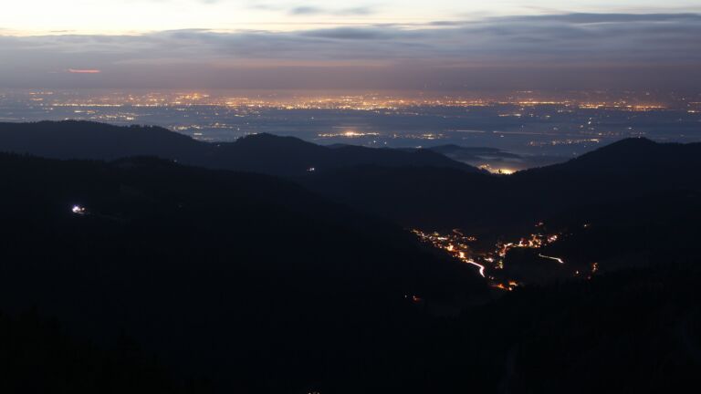 Dieses Bild zeigt eine Webcam-Aufnahme vom Achertal, aufgenommen am Mittwoch, den 17.12.2025 um 17:30 Uhr. Die Temperatur betrug 6.4°C.