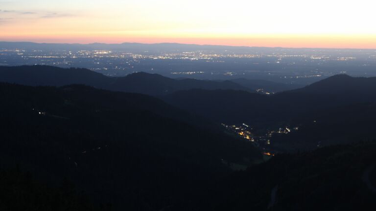 Dieses Bild zeigt eine Webcam-Aufnahme vom Achertal, aufgenommen am Sonntag, den 17.08.2025 um 21:30 Uhr. Die Temperatur betrug 14.2°C.