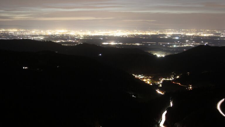 Dieses Bild zeigt eine Webcam-Aufnahme vom Achertal, aufgenommen am Donnerstag, den 13.11.2025 um 18:10 Uhr. Die Temperatur betrug 15.6°C.