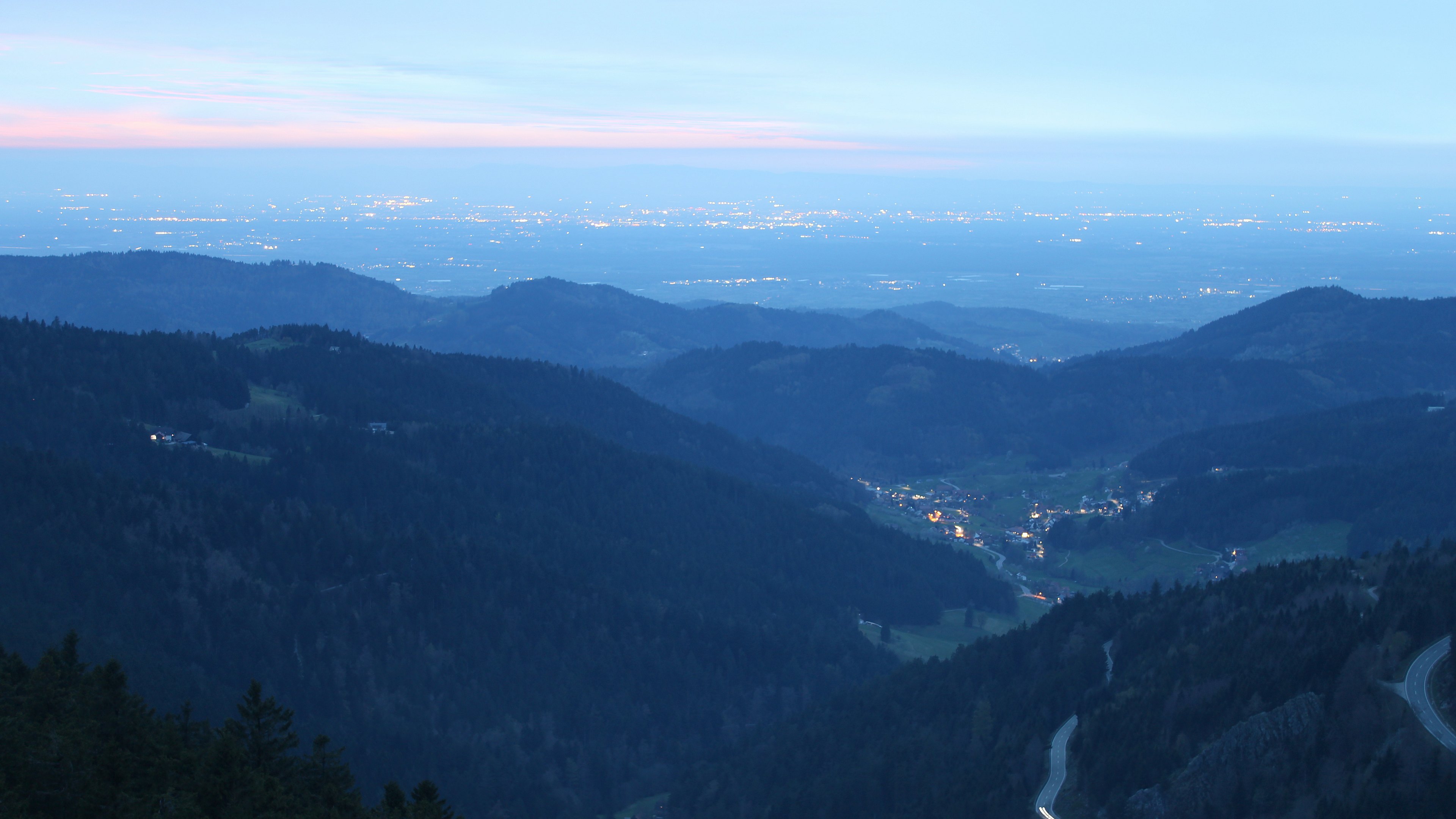 Dieses Bild zeigt eine Webcam-Aufnahme vom Achertal, aufgenommen am Freitag, den 10.04.2026 um 20:40 Uhr. Die Temperatur betrug 5.1°C.