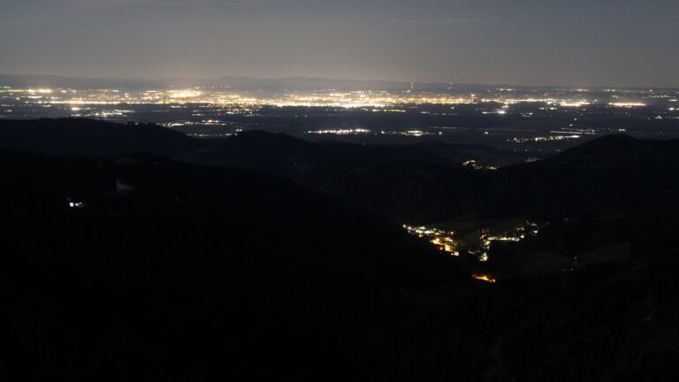 Dieses Bild zeigt eine Webcam-Aufnahme vom Achertal, aufgenommen am Sonntag, den 05.04.2026 um 05:00 Uhr. Die Temperatur betrug 9.9°C.