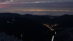 Dieses Bild zeigt eine Webcam-Aufnahme vom Achertal, aufgenommen am Donnerstag, den 27.11.2025 um 17:30 Uhr. Die Temperatur betrug -2.6°C.