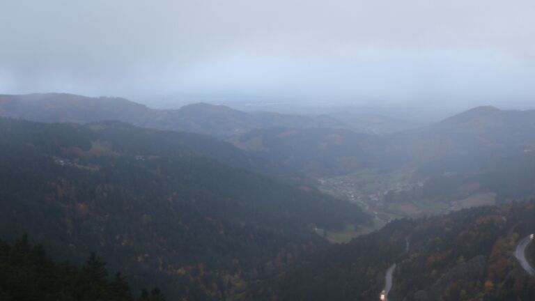 Dieses Bild zeigt eine Webcam-Aufnahme vom Achertal, aufgenommen am Donnerstag, den 23.10.2025 um 18:10 Uhr. Die Temperatur betrug 4°C.