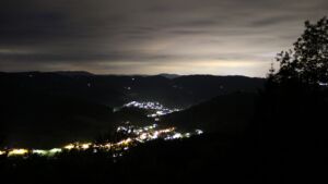 Dieses Bild zeigt eine Webcam-Aufnahme vom Achertal, aufgenommen am Freitag, den 15.05.2026 um 22:50 Uhr. Die Temperatur betrug 4.5°C.