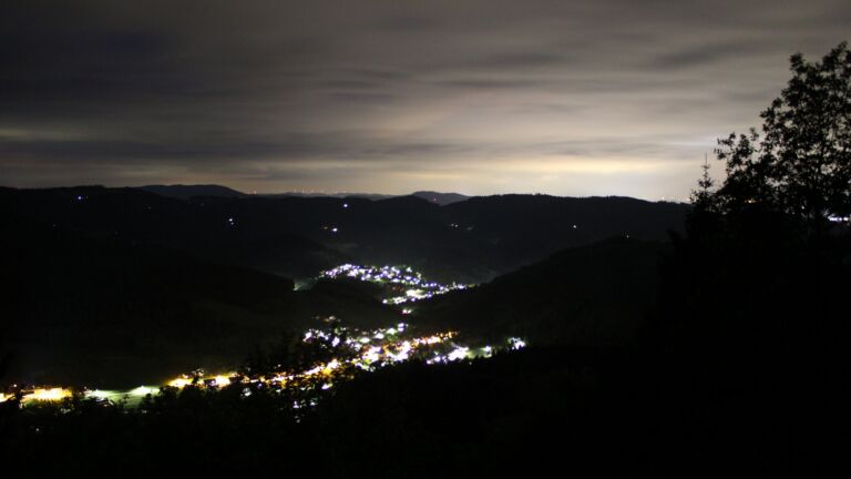 Dieses Bild zeigt eine Webcam-Aufnahme vom Achertal, aufgenommen am Freitag, den 15.05.2026 um 22:50 Uhr. Die Temperatur betrug 4.5°C.