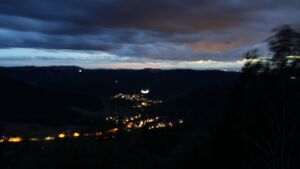 Dieses Bild zeigt eine Webcam-Aufnahme vom Achertal, aufgenommen am Freitag, den 28.08.2026 um 21:00 Uhr. Die Temperatur betrug 18.3°C.