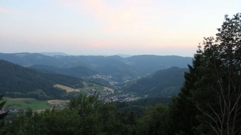 Dieses Bild zeigt eine Webcam-Aufnahme vom Achertal, aufgenommen am Montag, den 22.06.2026 um 21:40 Uhr. Die Temperatur betrug 26.7°C.