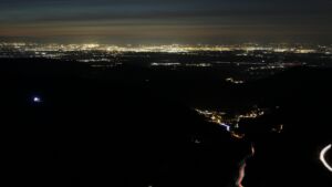 Dieses Bild zeigt eine Webcam-Aufnahme vom Achertal, aufgenommen am Donnerstag, den 18.12.2025 um 18:00 Uhr. Die Temperatur betrug 7°C.