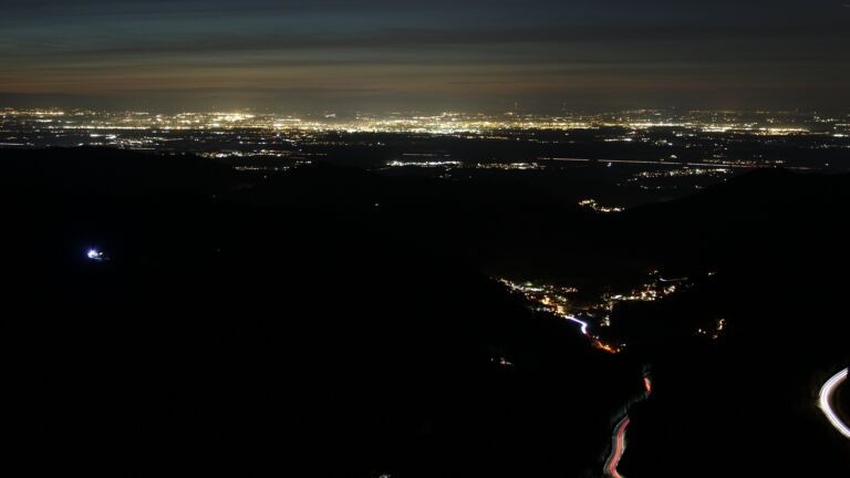 Dieses Bild zeigt eine Webcam-Aufnahme vom Achertal, aufgenommen am Donnerstag, den 18.12.2025 um 18:00 Uhr. Die Temperatur betrug 7°C.