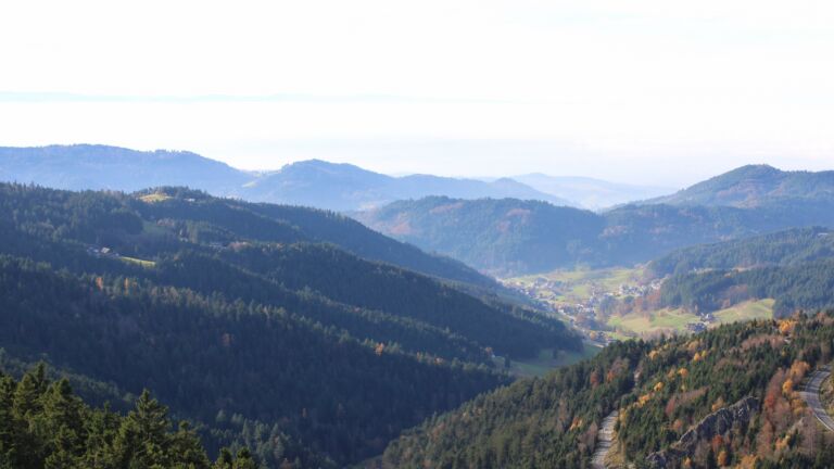 Dieses Bild zeigt eine Webcam-Aufnahme vom Achertal, aufgenommen am Donnerstag, den 06.11.2025 um 14:30 Uhr. Die Temperatur betrug 13.8°C.