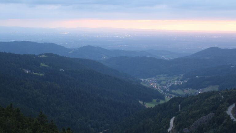 Dieses Bild zeigt eine Webcam-Aufnahme vom Achertal, aufgenommen am Freitag, den 22.08.2025 um 20:50 Uhr. Die Temperatur betrug 11.4°C.