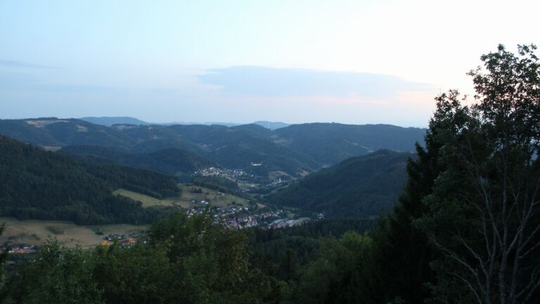 Dieses Bild zeigt eine Webcam-Aufnahme vom Achertal, aufgenommen am Freitag, den 14.08.2026 um 21:10 Uhr. Die Temperatur betrug 28.5°C.