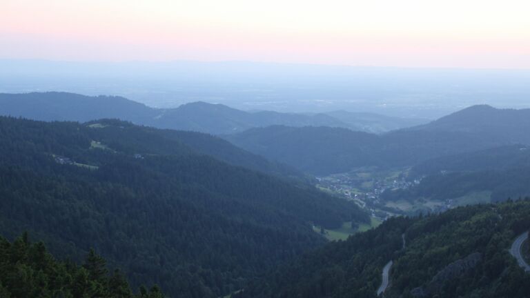 Dieses Bild zeigt eine Webcam-Aufnahme vom Achertal, aufgenommen am Montag, den 16.06.2025 um 21:30 Uhr. Die Temperatur betrug 13.8°C.