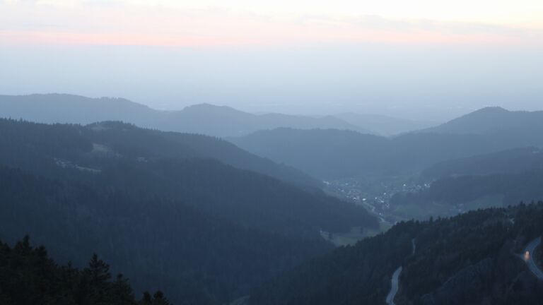 Dieses Bild zeigt eine Webcam-Aufnahme vom Achertal, aufgenommen am Montag, den 09.03.2026 um 18:40 Uhr. Die Temperatur betrug 9.4°C.