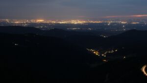 Dieses Bild zeigt eine Webcam-Aufnahme vom Achertal, aufgenommen am Samstag, den 05.07.2025 um 22:40 Uhr. Die Temperatur betrug 17°C.