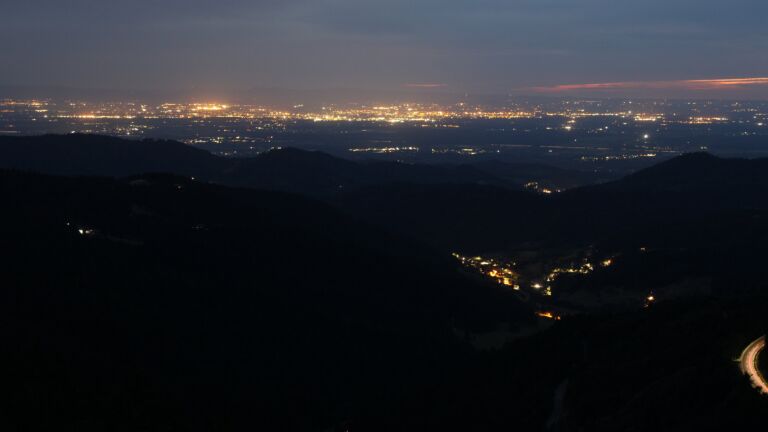 Dieses Bild zeigt eine Webcam-Aufnahme vom Achertal, aufgenommen am Samstag, den 05.07.2025 um 22:40 Uhr. Die Temperatur betrug 17°C.
