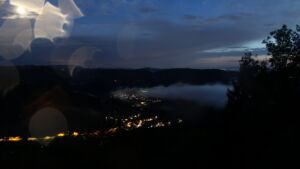 Dieses Bild zeigt eine Webcam-Aufnahme vom Achertal, aufgenommen am Freitag, den 21.08.2026 um 21:30 Uhr. Die Temperatur betrug 10.8°C.