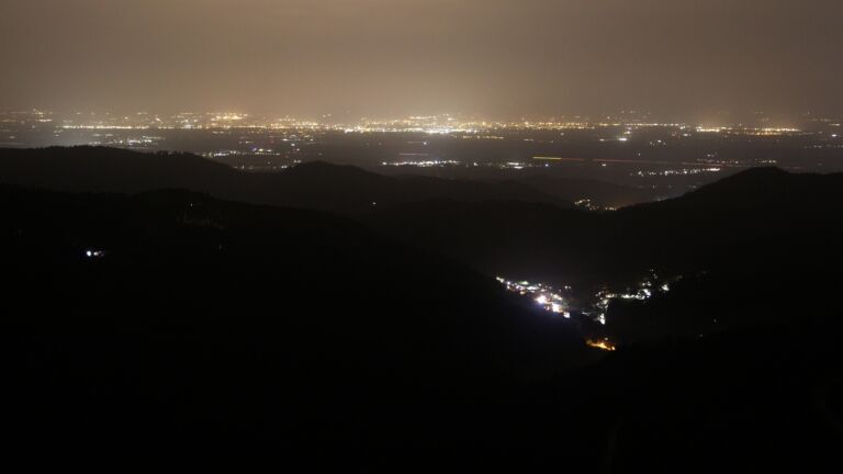 Dieses Bild zeigt eine Webcam-Aufnahme vom Achertal, aufgenommen am Samstag, den 15.11.2025 um 00:00 Uhr. Die Temperatur betrug 14.7°C.