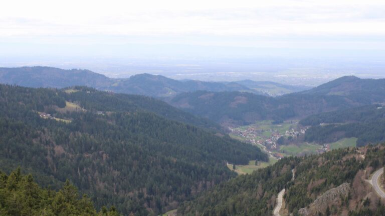 Dieses Bild zeigt eine Webcam-Aufnahme vom Achertal, aufgenommen am Freitag, den 13.03.2026 um 13:20 Uhr. Die Temperatur betrug 7.6°C.