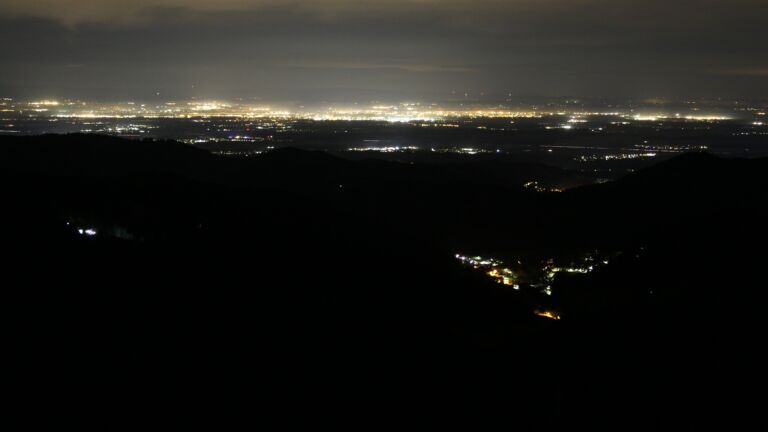 Dieses Bild zeigt eine Webcam-Aufnahme vom Achertal, aufgenommen am Samstag, den 01.11.2025 um 03:00 Uhr. Die Temperatur betrug 11.6°C.