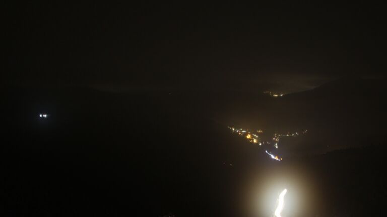 Dieses Bild zeigt eine Webcam-Aufnahme vom Achertal, aufgenommen am Dienstag, den 25.11.2025 um 22:00 Uhr. Die Temperatur betrug -0.3°C.