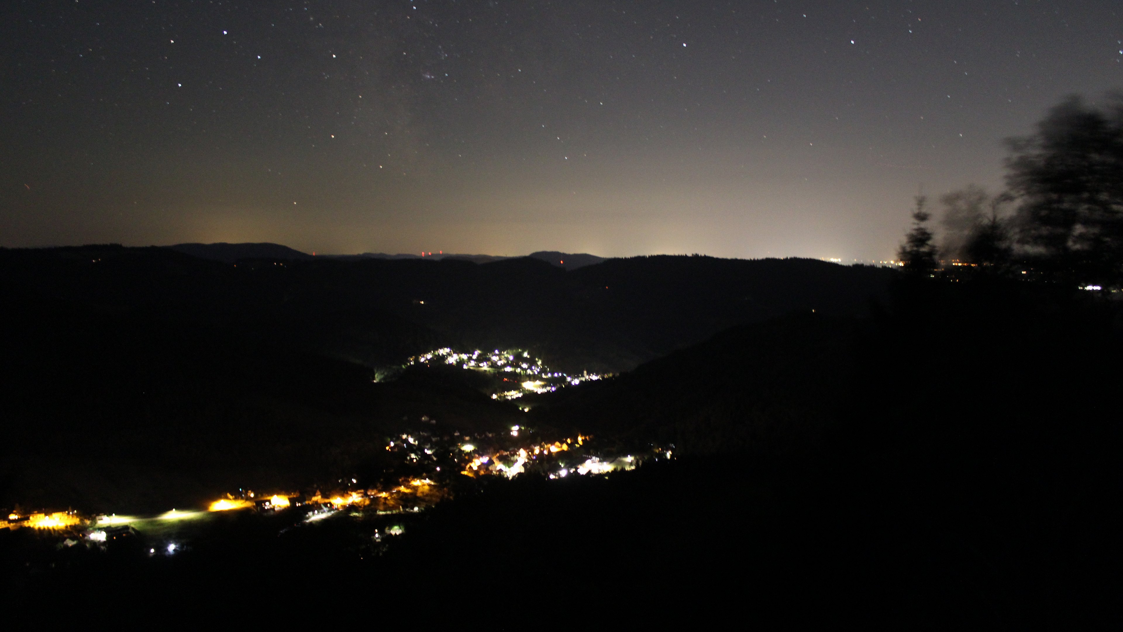 Dieses Bild zeigt eine Webcam-Aufnahme vom Achertal, aufgenommen am Freitag, den 14.08.2026 um 00:30 Uhr. Die Temperatur betrug 26.1°C.