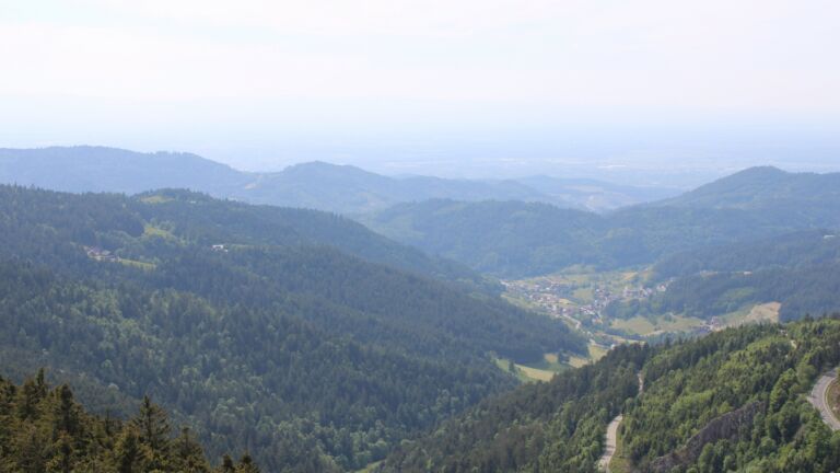 Dieses Bild zeigt eine Webcam-Aufnahme vom Achertal, aufgenommen am Montag, den 19.05.2025 um 16:10 Uhr. Die Temperatur betrug 18.1°C.