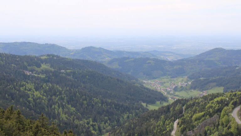 Dieses Bild zeigt eine Webcam-Aufnahme vom Achertal, aufgenommen am Dienstag, den 28.04.2026 um 15:50 Uhr. Die Temperatur betrug 15.2°C.