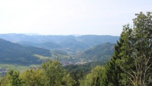 Dieses Bild zeigt eine Webcam-Aufnahme vom Achertal, aufgenommen am Montag, den 28.09.2026 um 13:00 Uhr. Die Temperatur betrug 28.1°C.