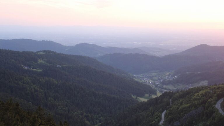 Dieses Bild zeigt eine Webcam-Aufnahme vom Achertal, aufgenommen am Montag, den 19.05.2025 um 21:00 Uhr. Die Temperatur betrug 13.3°C.
