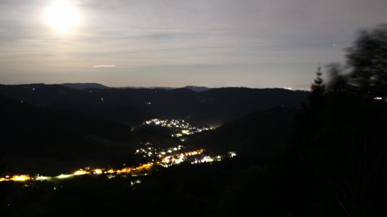 Dieses Bild zeigt eine Webcam-Aufnahme vom Achertal, aufgenommen am Freitag, den 24.07.2026 um 23:10 Uhr. Die Temperatur betrug 20°C.