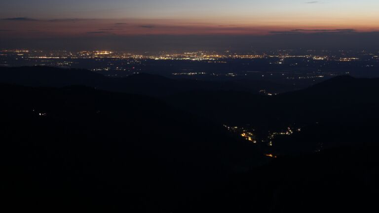 Dieses Bild zeigt eine Webcam-Aufnahme vom Achertal, aufgenommen am Freitag, den 25.07.2025 um 22:30 Uhr. Die Temperatur betrug 14.3°C.