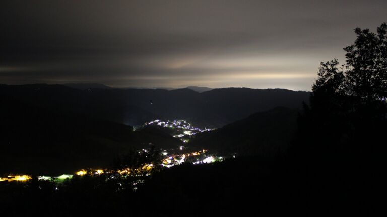 Dieses Bild zeigt eine Webcam-Aufnahme vom Achertal, aufgenommen am Samstag, den 17.10.2026 um 03:30 Uhr. Die Temperatur betrug 12°C.