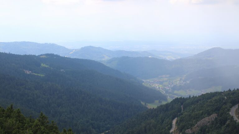 Dieses Bild zeigt eine Webcam-Aufnahme vom Achertal, aufgenommen am Samstag, den 26.07.2025 um 16:20 Uhr. Die Temperatur betrug 16.1°C.