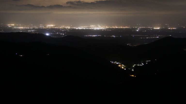 Dieses Bild zeigt eine Webcam-Aufnahme vom Achertal, aufgenommen am Freitag, den 23.05.2025 um 02:50 Uhr. Die Temperatur betrug 5.6°C.