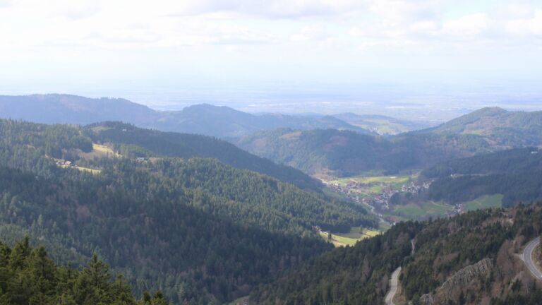 Dieses Bild zeigt eine Webcam-Aufnahme vom Achertal, aufgenommen am Donnerstag, den 12.03.2026 um 13:40 Uhr. Die Temperatur betrug 4.8°C.